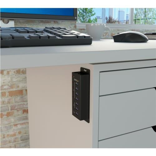 4ポート　USB3.0ハブ　充電用USBポート搭載　壁取付け用ブラケット付属　ブラック　1個 壁に取り付けられたハブの正面、4つのUSBポートが並ぶ姿