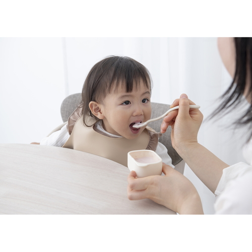 保存容器　離乳食小分け　シリコーンカップセット　フタ付　ベージュ フタ付きのシリコーンカップが整然と並んでいる様子
