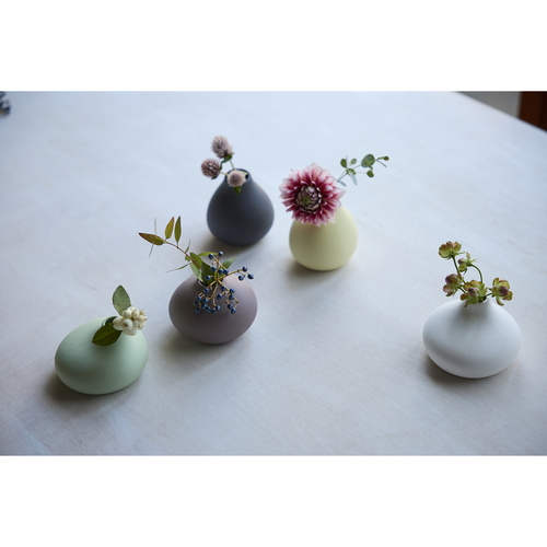 花瓶　AYAフラワーベース　スタンド　陶器　イエロー 上部が広がった陶器製の黄色いスタンド花瓶が横から見える状態
