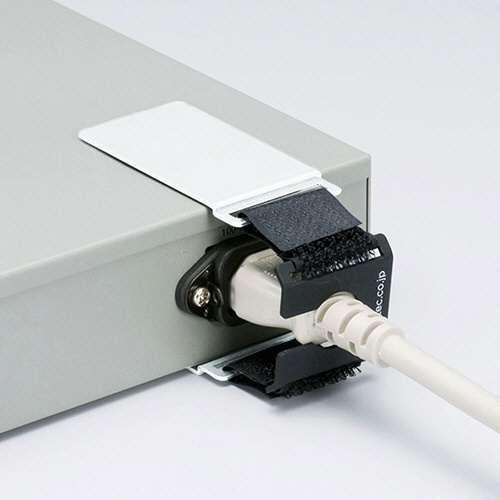 ACホールドロック-2(AC電源プラグ対応)　1パック 商品が立てて置かれたパッケージの正面、透明のラベル部分が見える状態。