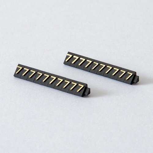 陳列備品 ニュープライスキューブ補充S用(20粒) 黒/金 7 友屋 黒と金が鮮やかにデザインされた補充パッケージが揃っている様子