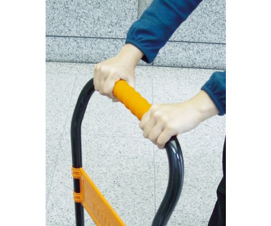 台車用グリップ　内径約22X250　ブラック 黒いグリップが立てかけられた角度で表示され、表面のテクスチャがわかる状態