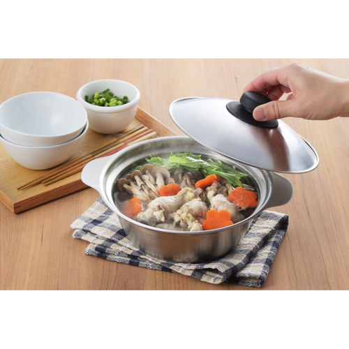 鍋蓋　どんぶり鍋&ラーメン鍋用兼用蓋 透明なフタが光を反射し、鍋の上に置かれている様子