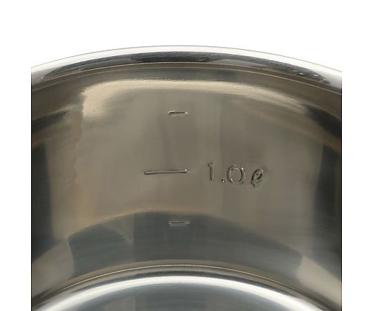 18-8 目盛付浅型キッチンポット 1.9L 光沢のある金属製のポットが、目盛り付きの持ち手を持つ角度で置かれている。