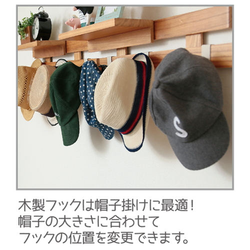 壁掛け　すのこ　幅66×奥行3×高さ13cm　壁に付けられるすのこ　2段　フック　2個付き　ナチュラル ナチュラルな色合いの木製フレームに、二段の棚が壁に取り付けられ、その下にフックが2個付いている様子。