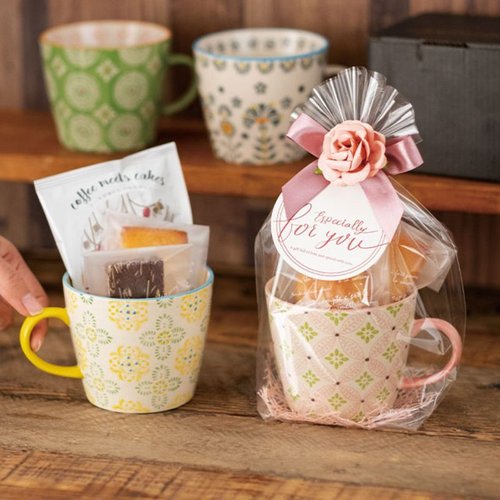 コーヒーカップ ハンドメイドアートマグカップ-4(4個) ヘッズ 色鮮やかな手描きのデザインが施されたマグカップが並ぶ様子