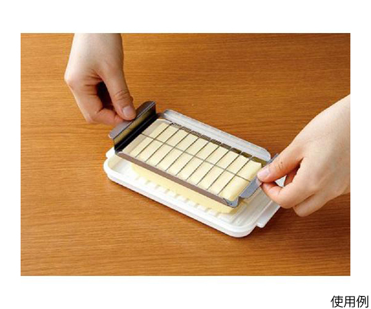 ステンレス式バターケースDX（バターナイフ付） 光沢のある金属製のケースとバターナイフが一緒に配置された様子