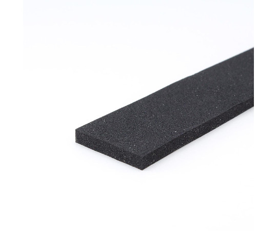 EPDMスポンジゴム　厚さ5mm×幅30mm×長さ300mm 黒いスポンジゴムが束ねられ、滑らかな表面が整然と並んでいる様子