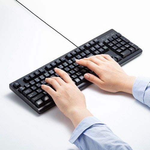 日本語109キーボード(USB)　ブラック　RoHS指令準拠(10物質)　1台 キーボードの正面がはっきりと見え、キー配列や色合いが鮮明に確認できる状態