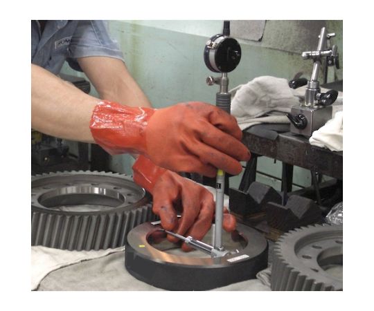 塩化ビニール手袋 まとめ買い 簡易包装ニュービニローブ（10双入） オレンジ Mサイズ 透明の手袋が重なった状態で、オレンジ色のパッケージが見える。