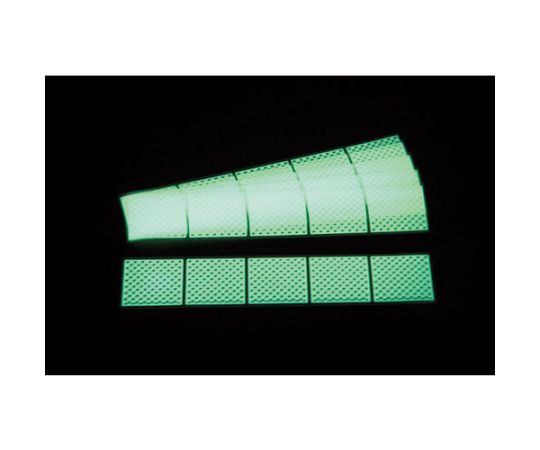 蓄光フィルム エルナイト 幅50×長さ250×厚さ0.41mm 巻かれた状態で置かれ、柔軟性を示すフィルム
