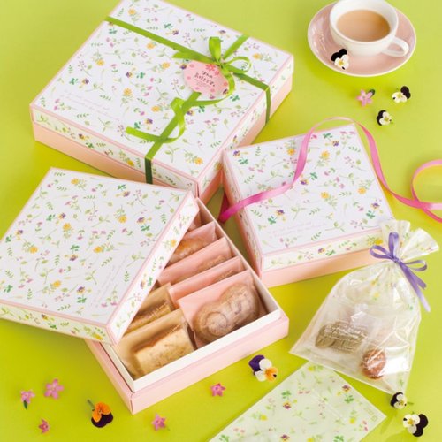 ギフト箱 ナチュラルフラワーギフトBOX-S(10枚) ヘッズ 美しい花柄のデザインが施されたギフト箱が並んでいる様子