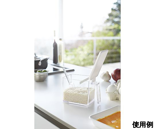 90x150x110mm 調味料入れ 透明な容器に入った調味料が整然と並べられた様子