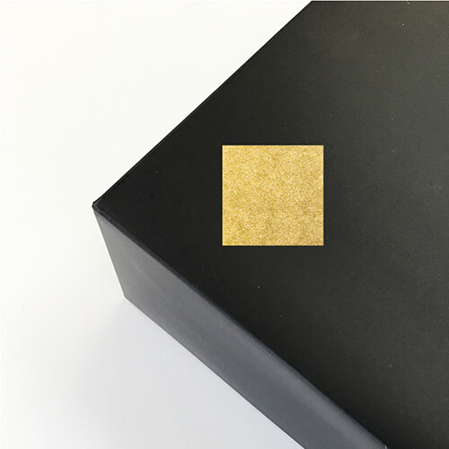 ザラザラとしたテクスチャがおしゃれ！シンプルな金の正方形ギフトシール