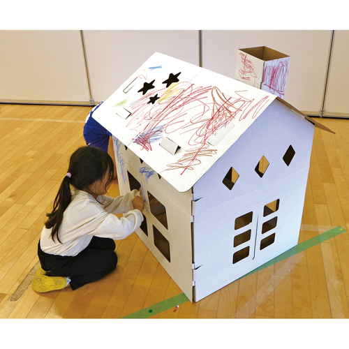 ダンボール　おえかきハウ　スN 正面から見たダンボール素材の遊び場、開口部が特徴的で白地にカラフルなイラストが描かれている。