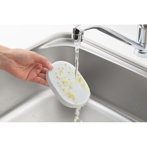 おろし器　受け皿付き　ニューキッチンベーシック 透明な受け皿に乗せられたおろし器が真上から見える状態