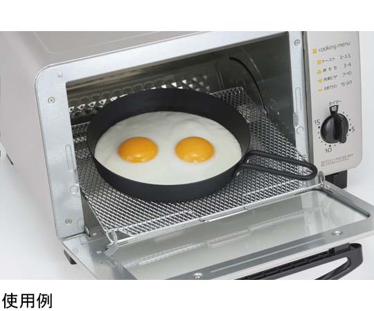 ランチーニ グリル活用丸型パン 18cm 小さめの丸型パンが金属製のトレイにきれいに並べられている様子