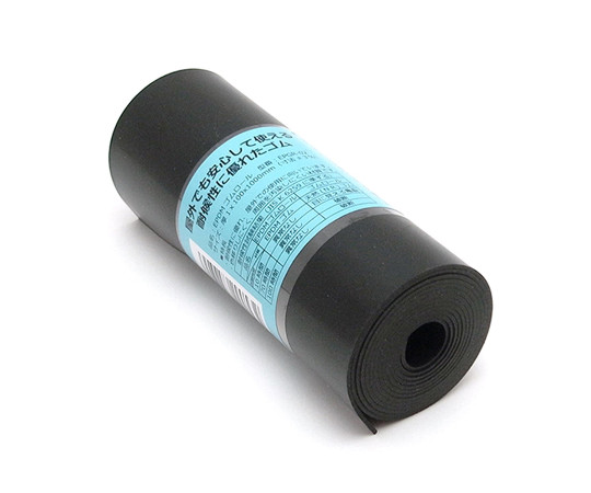 EPDM　ゴムロール　厚み1mm×幅100mm×長さ1m 平らに広げられた、黒いゴム素材の長尺シート