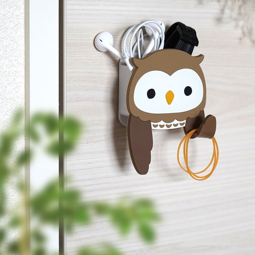 フック　吸着　スティッキーフックポケット　アニマル　フクロウ かわいらしいフクロウのデザインが施された吸着フックの正面からの視覚。