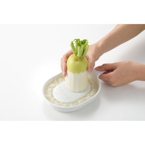 おろし器　受け皿付き　ニューキッチンベーシック 取っ手付きの受け皿に置かれたおろし器の全体像