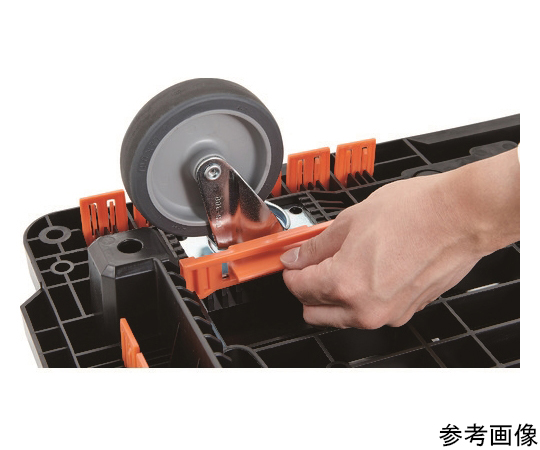 連結式樹脂製平台車 ビートル 700X450 自在3輪 細部まで鮮明に映った樹脂製の平台車、自在3輪で支えられた状態。