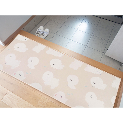 キッチンマット　フラフィットインテリアマット　45X240cmビションフリーゼ ふわふわとした質感の長いマットが床に敷かれた様子