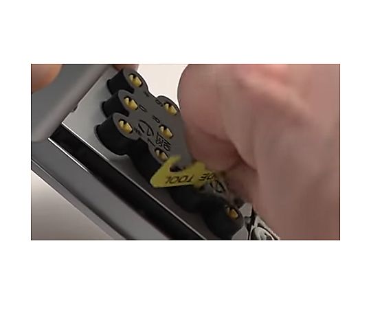 82x53x174mm キーボックス(プッシュボタン式) プッシュボタンが並ぶ正面のデザイン