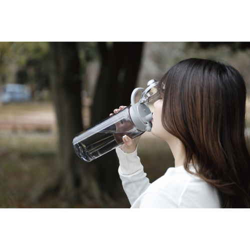 水筒　SANTECO　TRACK&GO　ウォーターボトル　1L　グレー 容器の一部が見える状態、持ち手が強調されたクローズアップショット。