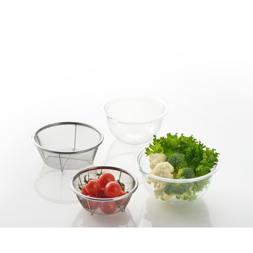 ボウル　ザル　4点セット　ニューキッチンベーシック 透明なプラスチック製のボウルとザルが4点整然と並んでいる様子