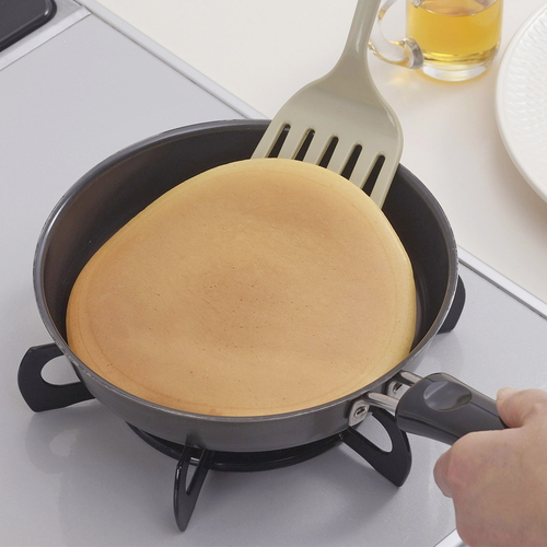 燕三条　鉄製フライパン　18cm 光沢のある黒い鉄製のフライパンが斜め上から見える状態。