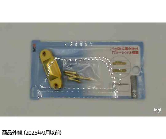 真鍮ルター用ゴンベ　小々 金色の独特な質感を持つ小さな道具が手前にあり、後方には工具類が薄く映り込む状態