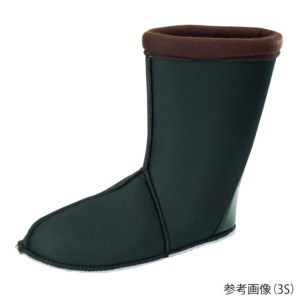 防寒ブーツ（樹脂先芯入り） LL 足元全体が見える角度で撮影されている、濃い色合いの防寒ブーツ。
