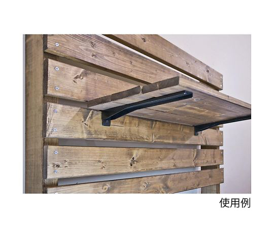 Walist ウォリスト1×4材用 棚受金具 3枚用 黒 黒い金具が3つ並べられた状態で、幅広の棚受け部がはっきりと見える。