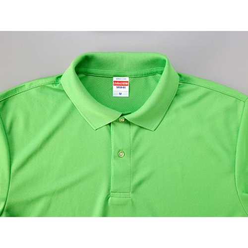 5910-01ポロシャツ ライトブルー 5L United Athle 明るい背景の中で、前面がはっきりと見えるポロシャツの全体像。