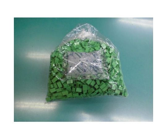 A型シリカゲル 20g 吸湿・使い捨て型 100個入 コバルト入 透明な袋に入った小さな粒状の製品が整然と並んでいる様子