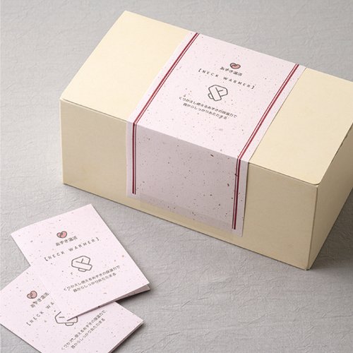 プリンター用紙 サステナブルクラッポ あずき 厚口 10枚入 ヒサゴ 厚口のプリンター用紙が横向きに並べられた状態、上部前面に色鮮やかなデザインが見える。
