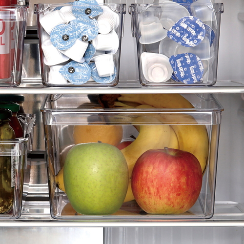 キッチン収納　クリアトレー　Lサイズ 透明なプラスチックトレーが清潔感のある状態で、均等に並べられた様子