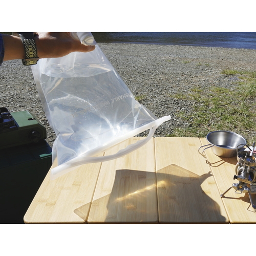 ウォータータンク　5L　折りたたみ　ウォッシャブルウォーターバッグ　クリア 透明で折りたたまれた状態の容器、持ち手付きで軽量感がある