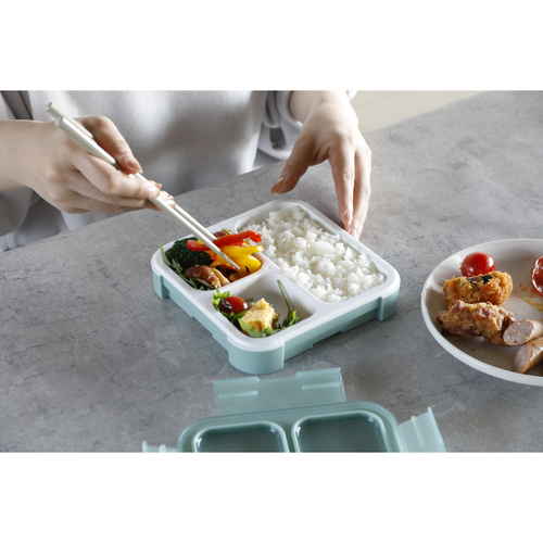 弁当箱　薄型弁当箱　抗菌フードマン500　1段　500ml　グリーン 蓋が開いた薄型の弁当容器、グリーンの色合いとシンプルなデザインが特徴的。