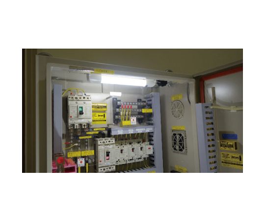 盤用LED照明 明るく点灯した照明器具が横から見える状態
