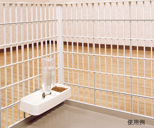 給餌給水器ハンガー付き ベージュ 320×170×60mm 前面から見たハンガー付きの給水器で、ベージュの色合いとサイズが際立つ。