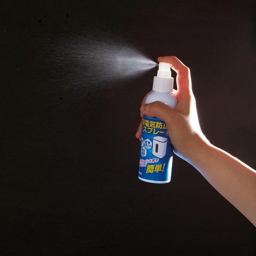 事務備品 静電気防止スプレー シュレッダー用 アスカ 商品のボトルが斜めに配置され、ラベルが鮮明に見える状態