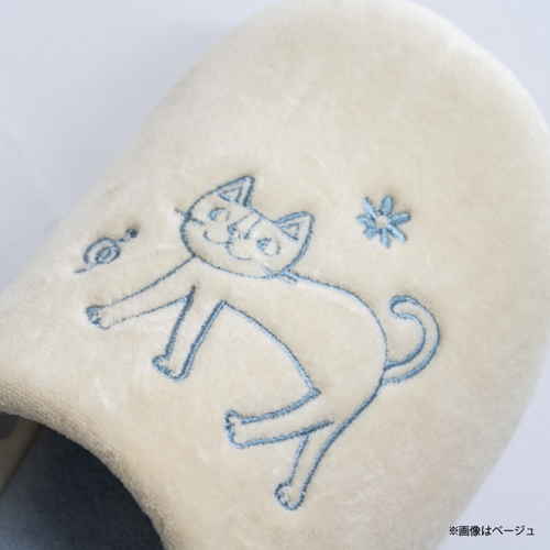 おかべてつろう　スリッパ　BE　ベージュ 柔らかなベージュ色のスリッパが横向きに置かれている様子