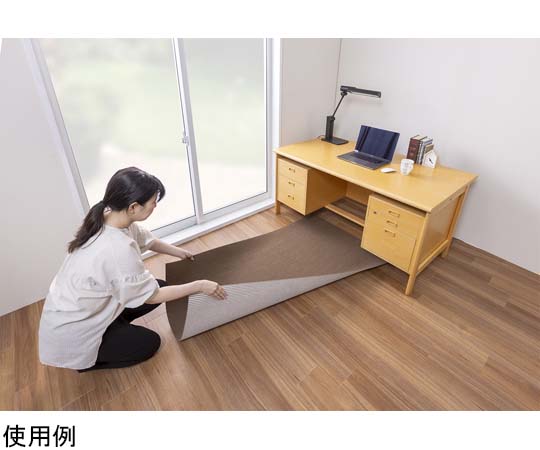 おくだけ吸着デスク足元マット　ロング　160×90cm　15枚入 長方形の薄手マットが床に広げられ、細かな吸着テクスチャーと端の切り口が見える状態