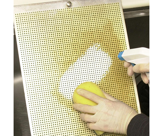 油汚れ用　キッチンクリーン　300mL 透明なボトルに青色の液体が入った状態、スプレーノズルが付いている。