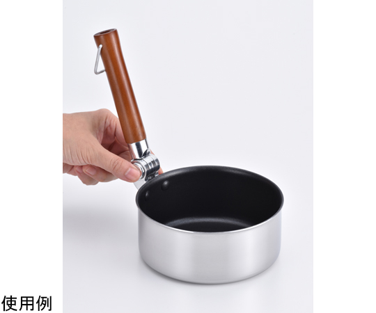 オーレル IH対応ミルクパン 14cm 金属製の鍋が真上から見える状態で、取っ手が左側に付いている様子
