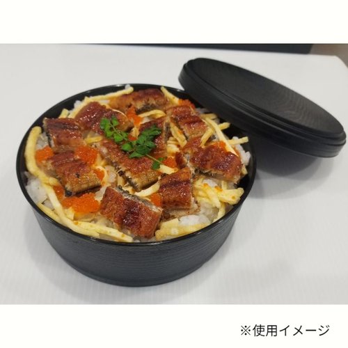 弁当容器 新わっぱめし(14)本体 黒 ニシキ [ケース販売] 黒い円形の容器が正面から見える状態、木目調の模様が施されている。