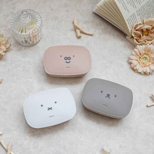 ソープディッシュ　ディックブルーナ　石けん箱　角　グレージュ 少し傾いた角度から見た、柔らかなグレージュの表面とシンプルな形状。