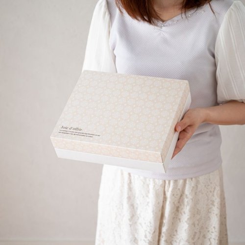 ギフト箱 ヨーロピアンギフトBOX クリーム-SS(10枚) ヘッズ 折りたたまれた状態で重ねられた優雅なクリーム色のギフトボックス