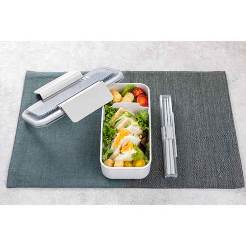 弁当箱　イージーケアランチボックススリム1段　800ml　ライトグレー 全体が見渡せる角度から撮影されたスリムなデザインで、持ち手が目立つ状態